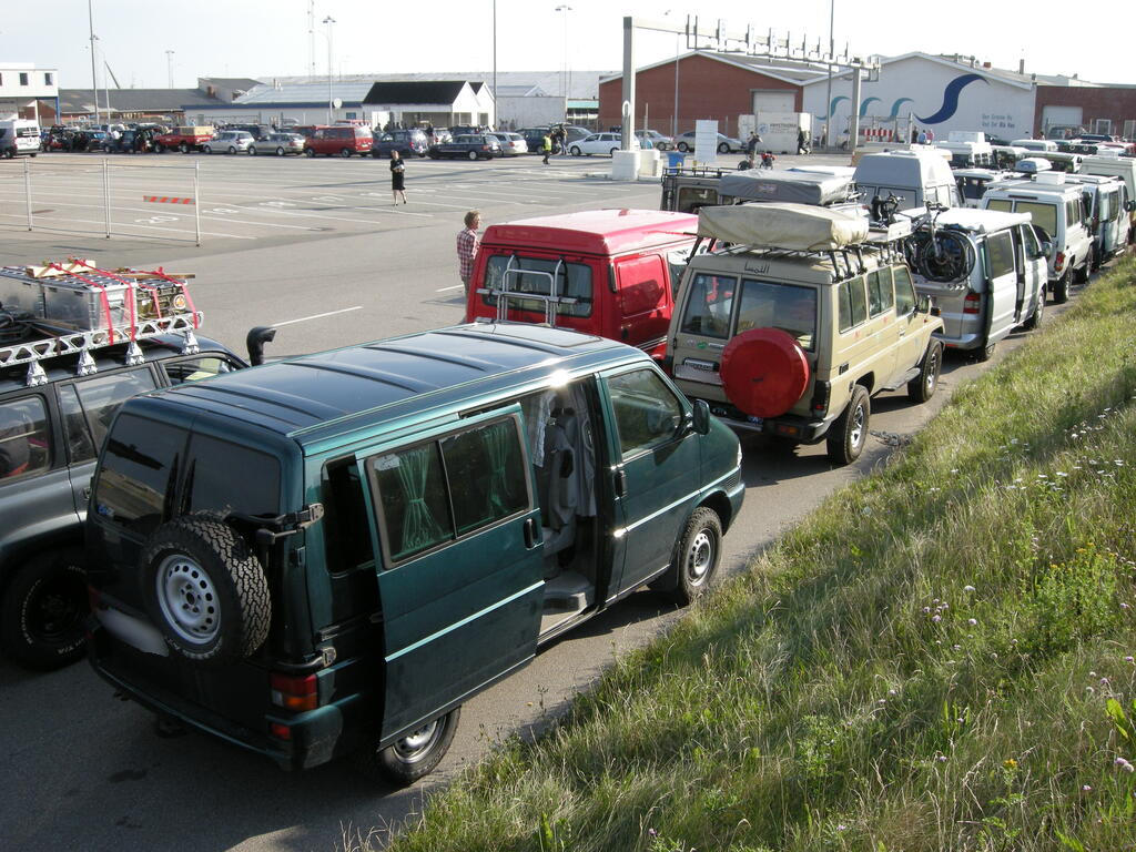 Warten auf die Verladung in die F&auml;hre