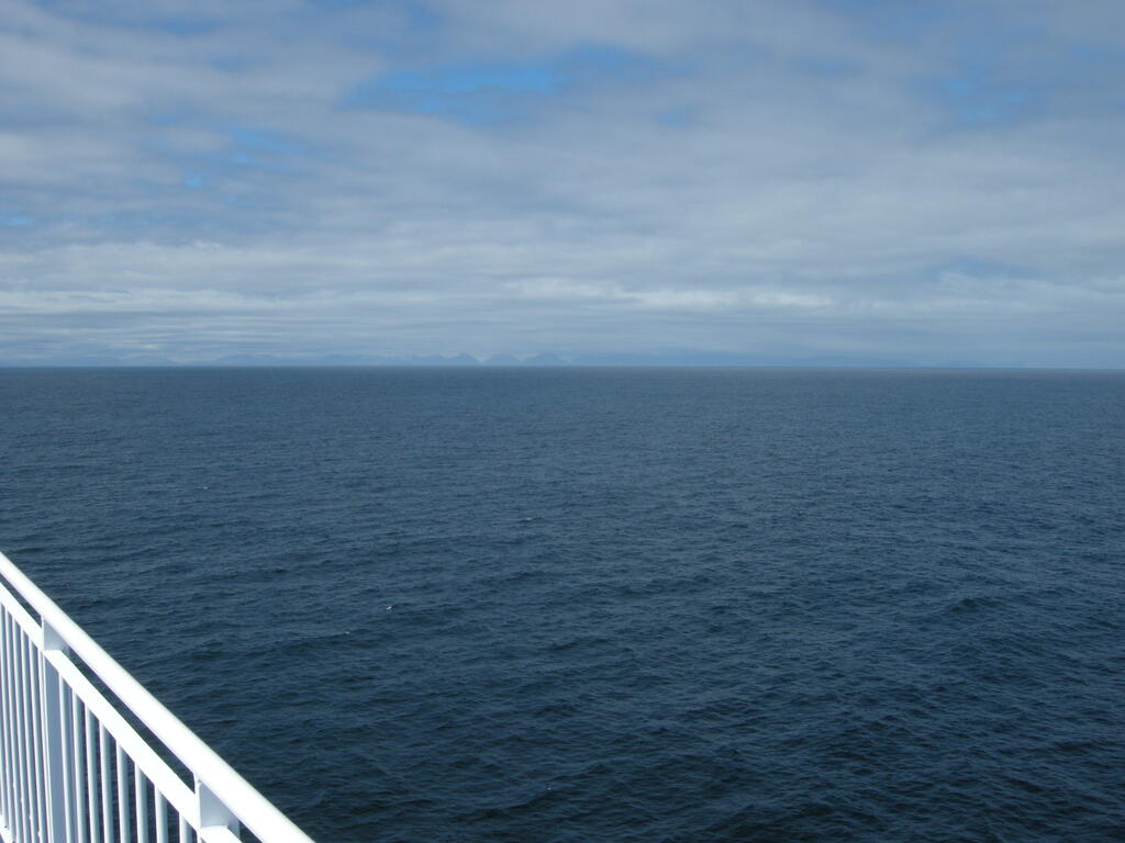 Die F&auml;roer-Inseln erscheinen am Horizont