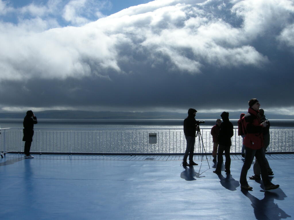 Wolken knapp &uuml;ber dem Wasser