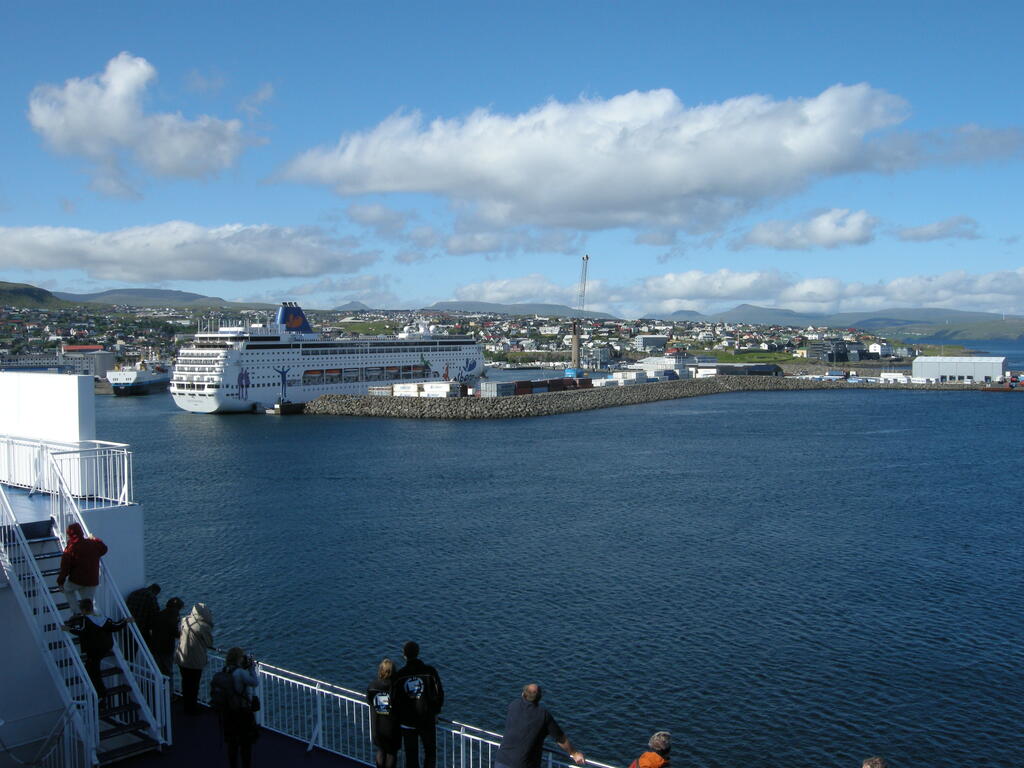 Die Einfahrt in der Hafen von T&oacute;rshavn wird eng