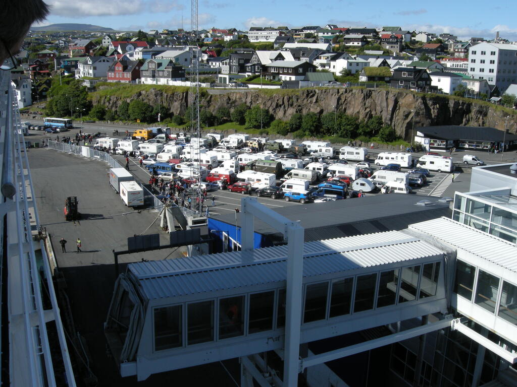 Wartende Fahrzeuge im Hafen