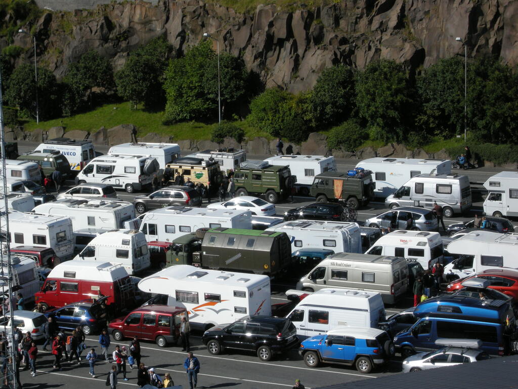 Wartende Fahrzeuge im Hafen