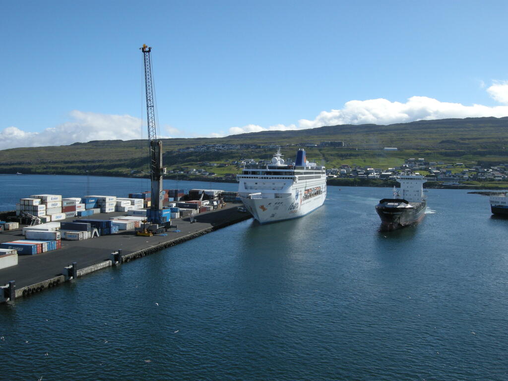 Ein Frachtschiff bei der Einfahrt in den Hafen