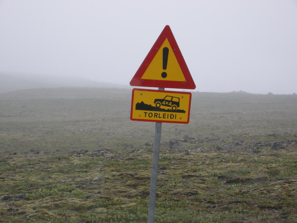 Ab Arnarvatn ist die Piste als Torlei&eth;i ausgeschildert