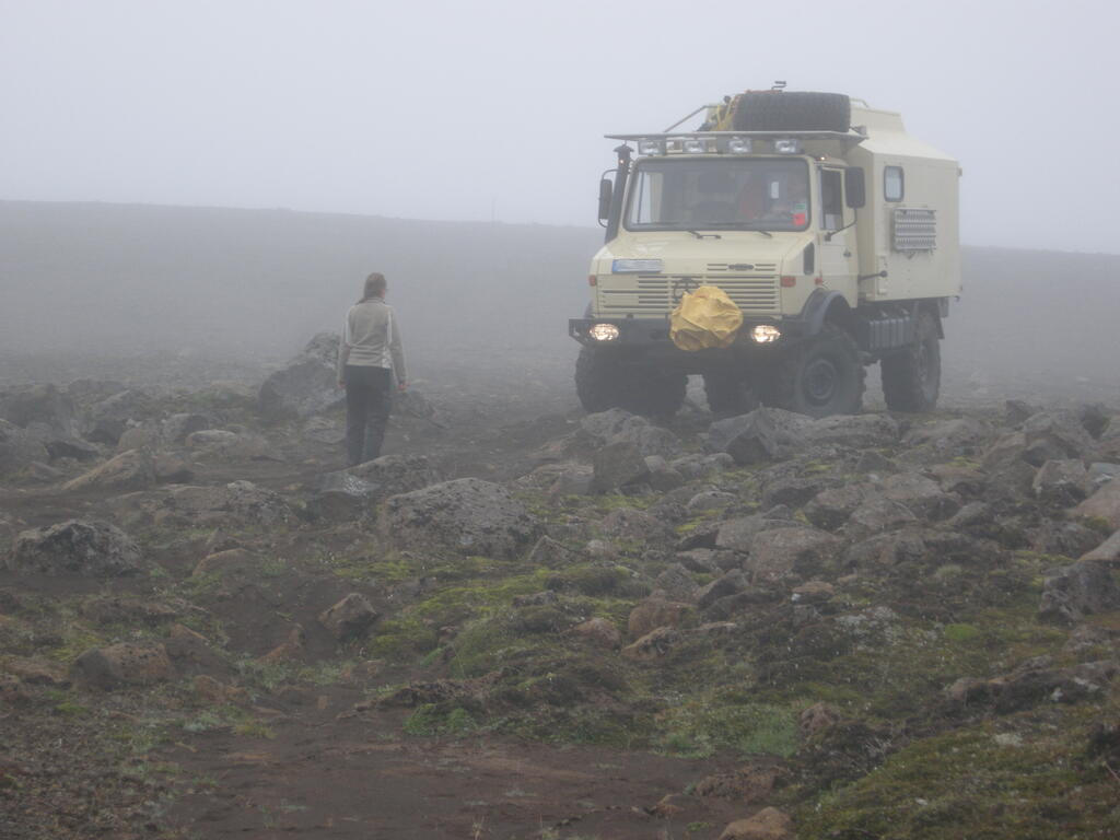 St&oacute;risandur, der Unimog k&auml;mpft mit Nebel und enger Fahrspur