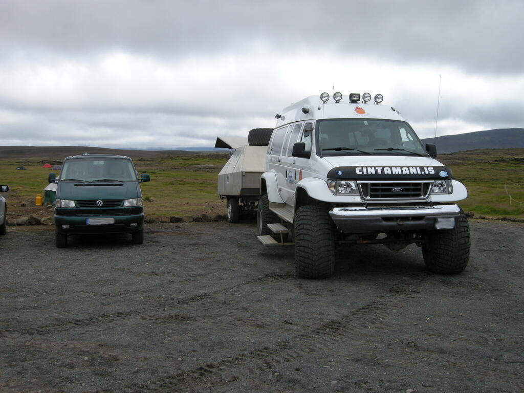 Deutscher Kleinbus neben isl&auml;ndischem Kleinbus...