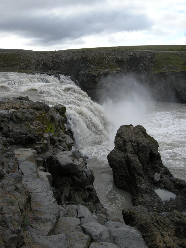 Wasserfall an der Stra&szlig;e nach Kerlingarfj&ouml;ll