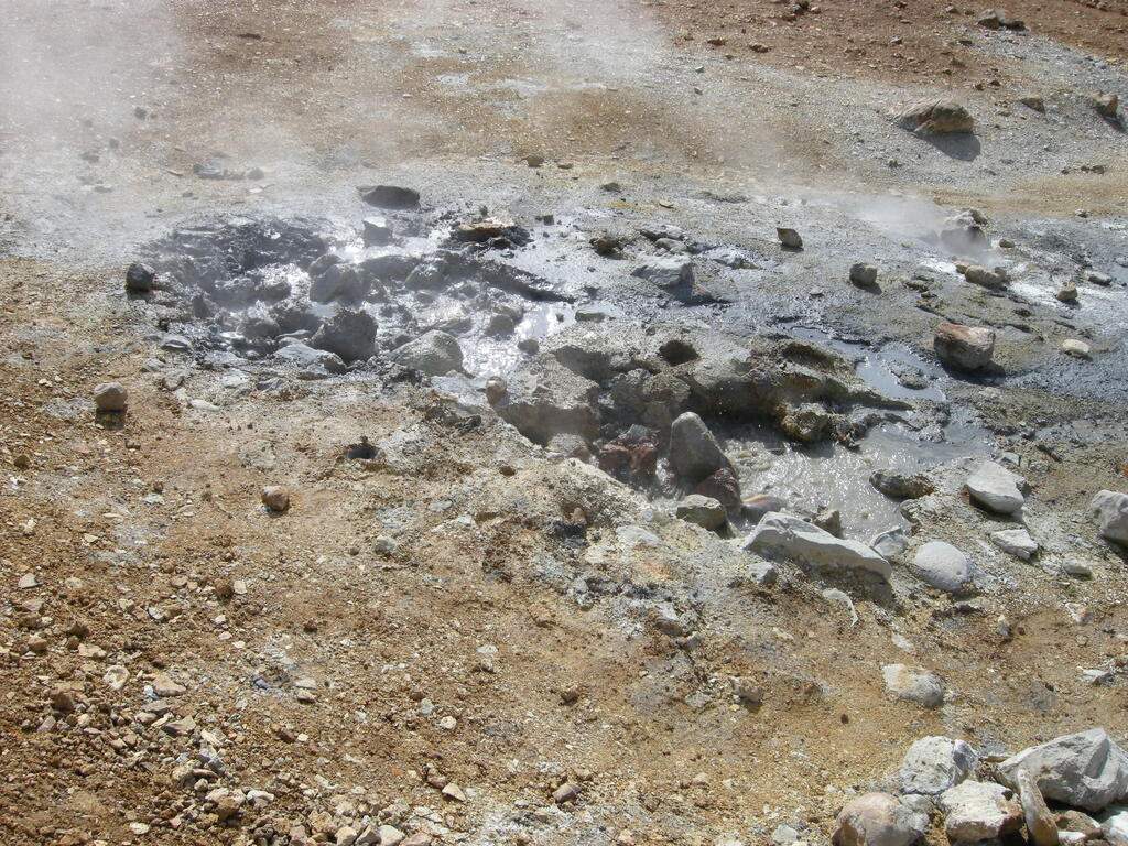 Wanderung durch das Geothermalgebiet, hei&szlig;e Quelle am Weg