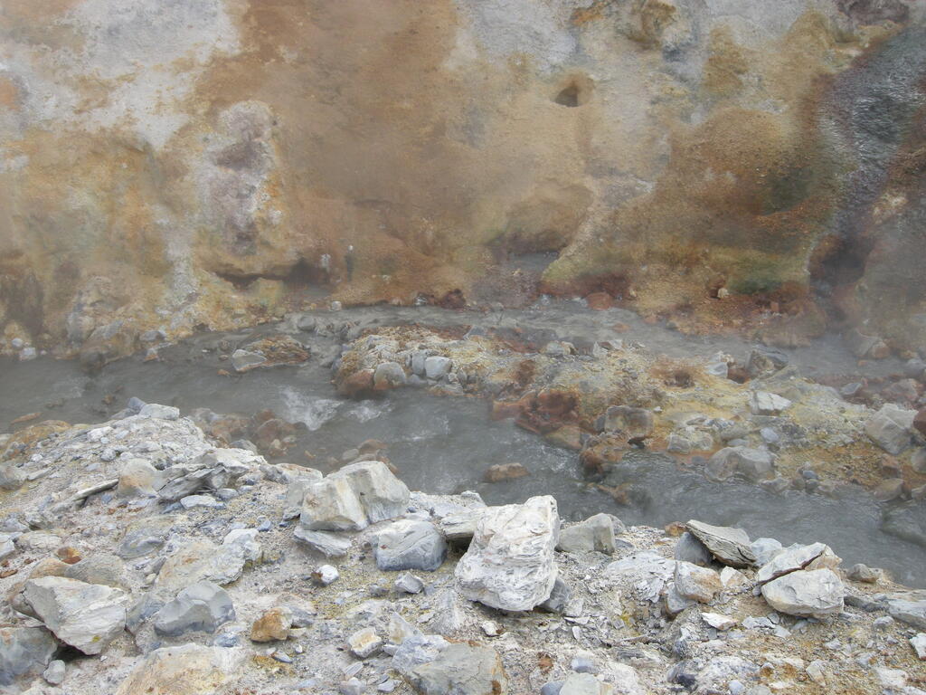 Wanderung durch das Geothermalgebiet, hei&szlig;e Quellen im und am Bach