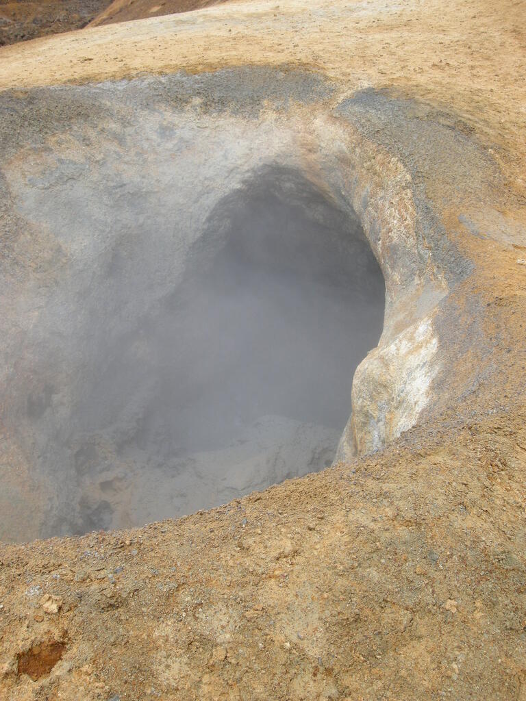 Wanderung durch das Geothermalgebiet, H&ouml;hle mit hei&szlig;er Quelle