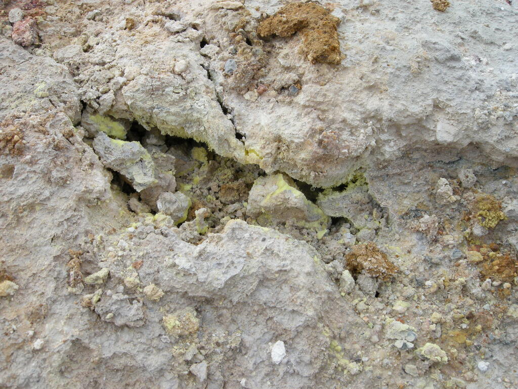 Wanderung durch das Geothermalgebiet, Schwefelkristalle