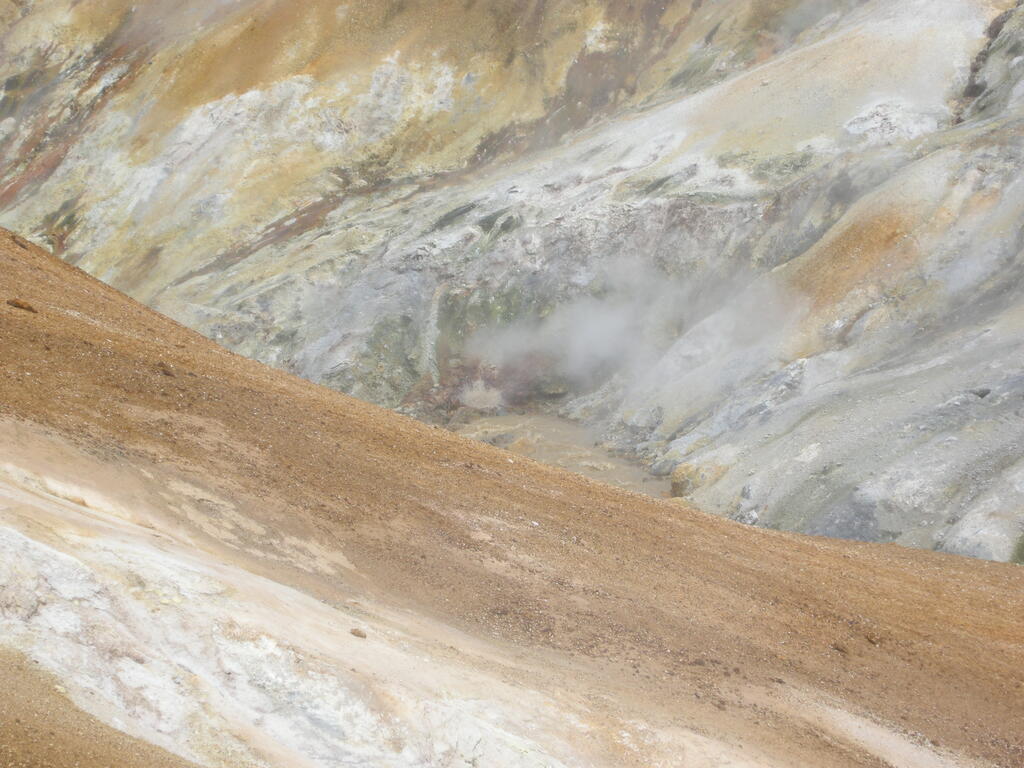 Wanderung durch das Geothermalgebiet, Dampf &uuml;ber dem Bach