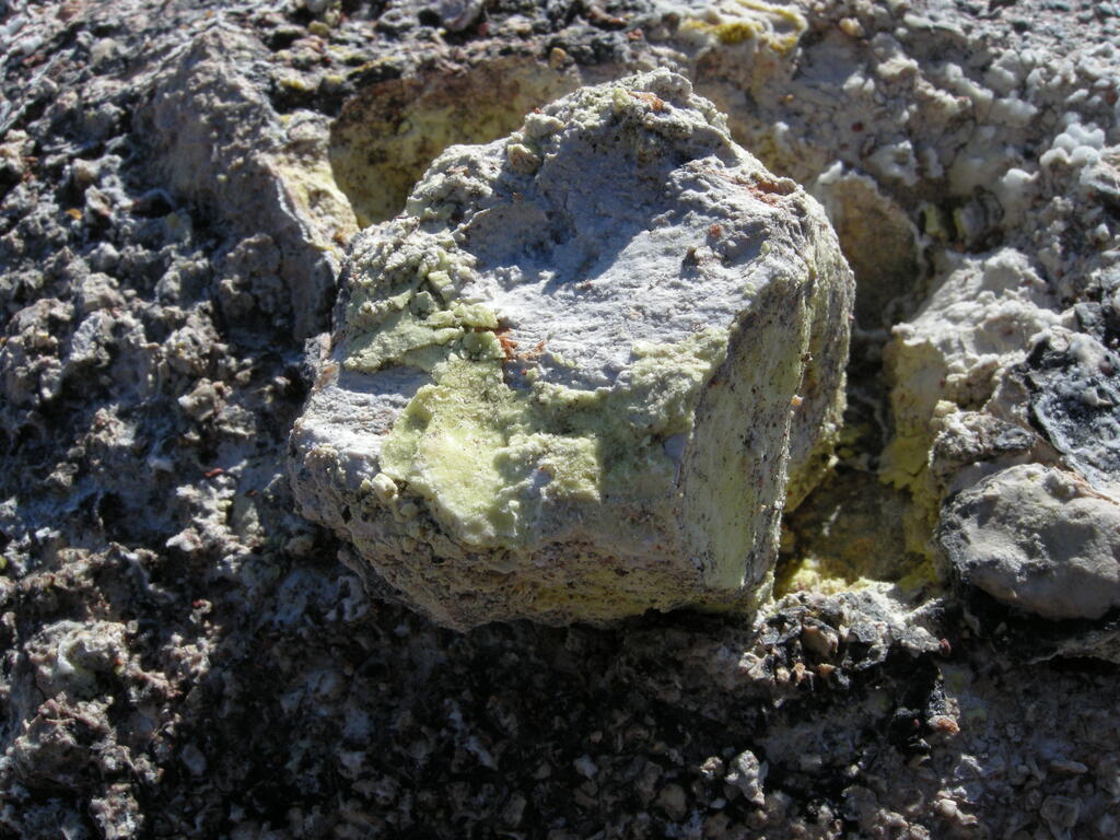 Wanderung zur Brennisteinsalda, Schwefel Ablagerungen