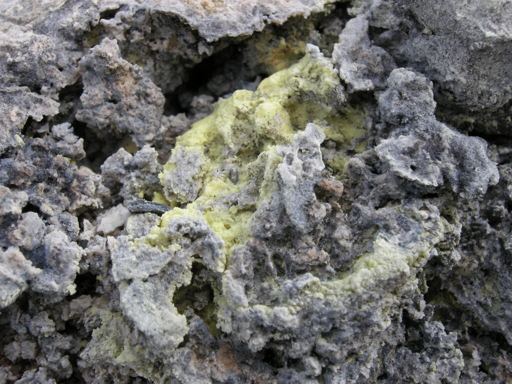 Hrafntinnusker, Schwefel Ablagerungen