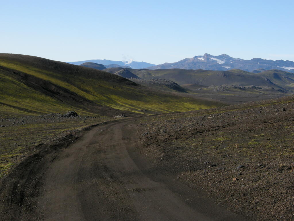 Erster Blick auf den dampfenden Hauptkrater des Eyjafjallaj&ouml;kull