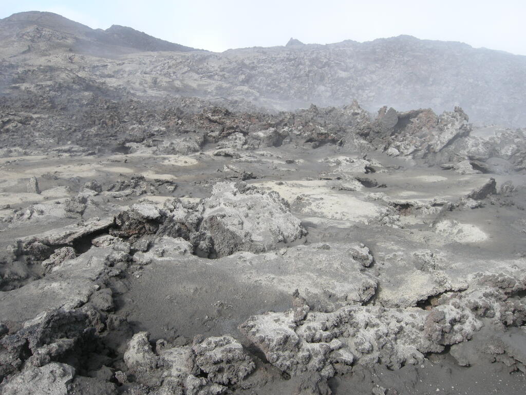 Fimmv&ouml;r&eth;uh&aacute;ls, Asche auf der Lava
