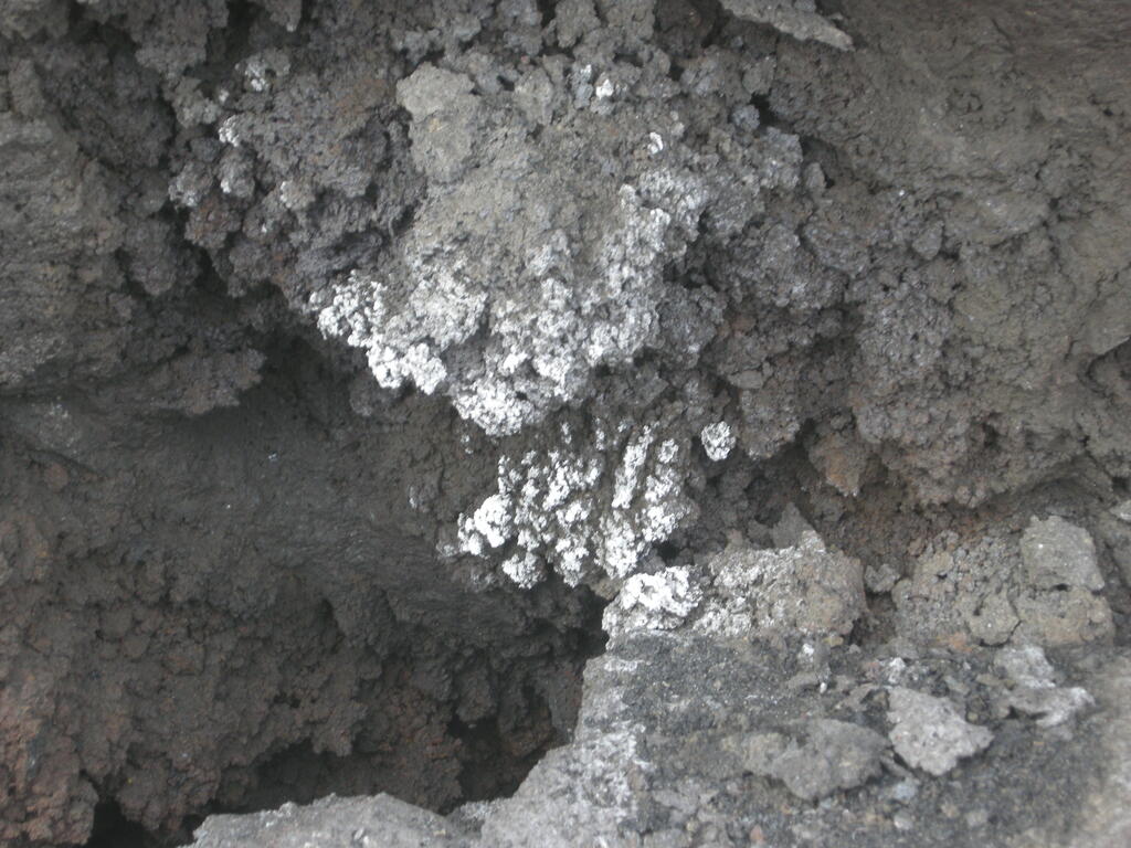Fimmv&ouml;r&eth;uh&aacute;ls, Fumarole in der Lava