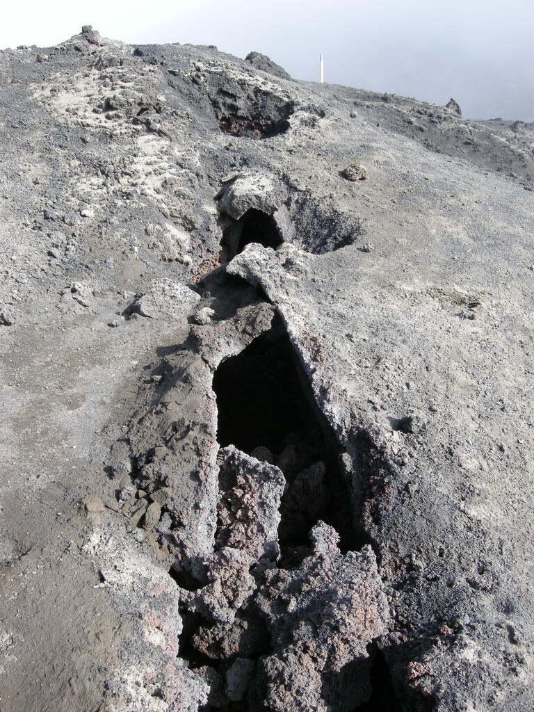 Fimmv&ouml;r&eth;uh&aacute;ls, Spalte in der Lava