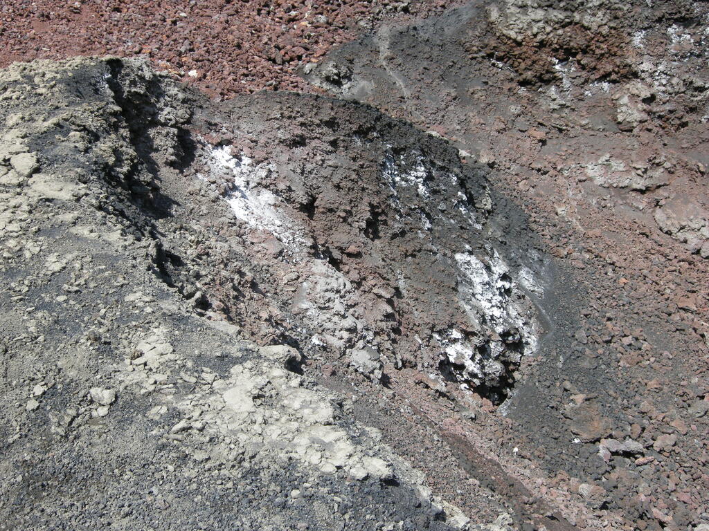 Fimmv&ouml;r&eth;uh&aacute;ls, Fumarole in der Lava