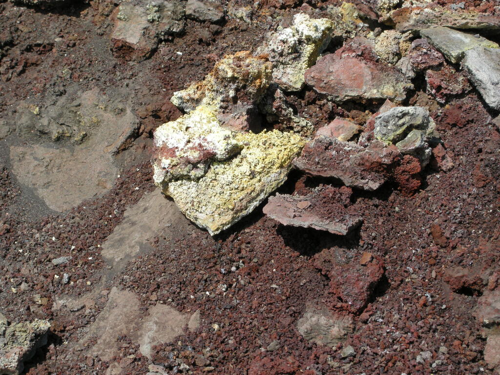 Fimmv&ouml;r&eth;uh&aacute;ls, Schwefel aus einer Fumarole