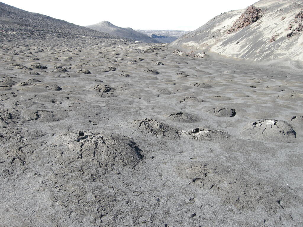 Fimmv&ouml;r&eth;uh&aacute;ls, Asche auf der Lava