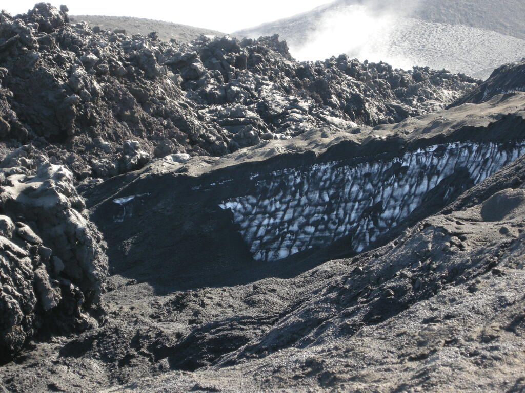 Fimmv&ouml;r&eth;uh&aacute;ls, Asche auf dem Schnee
