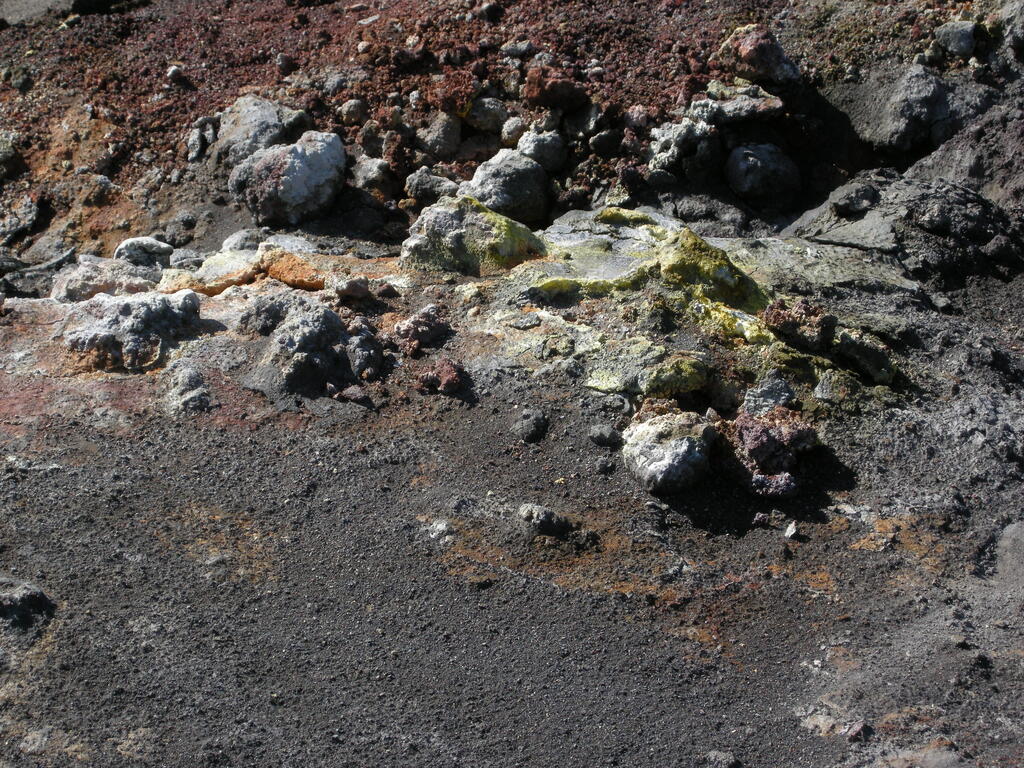Fimmv&ouml;r&eth;uh&aacute;ls, Schwefel aus einer Fumarole