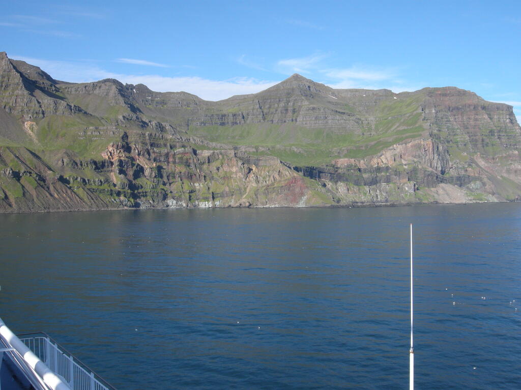 Lavaschichten am Ufer des Sey&eth;isfj&ouml;r&eth;ur