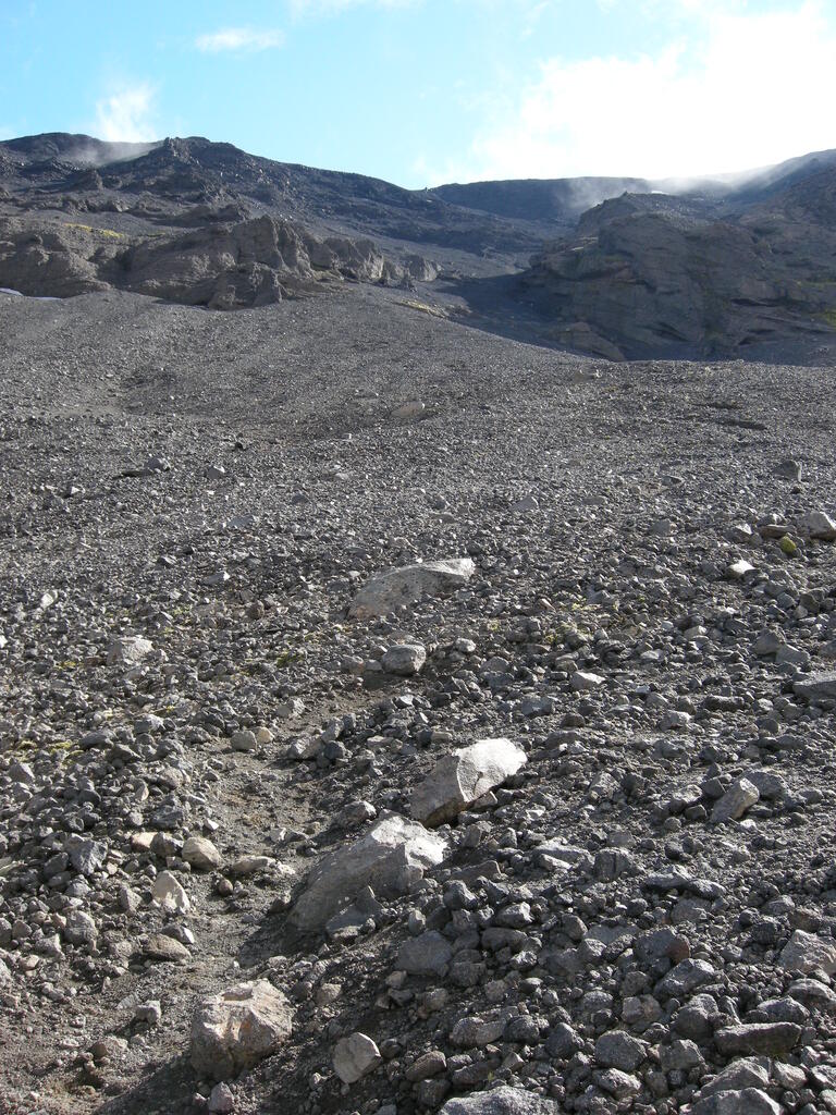 Aufstieg Her&eth;ubrei&eth;, Weg durch den Schotter