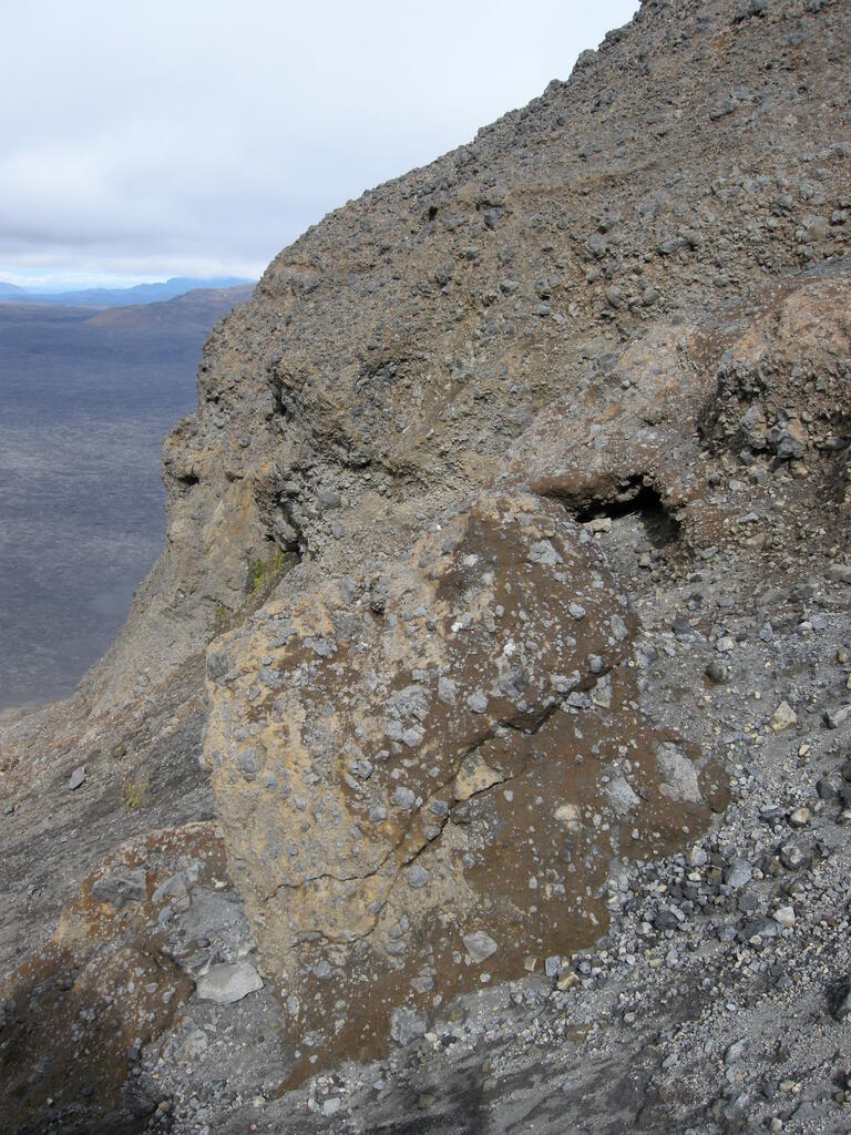 Aufstieg Her&eth;ubrei&eth;, Weg durch den Schotter