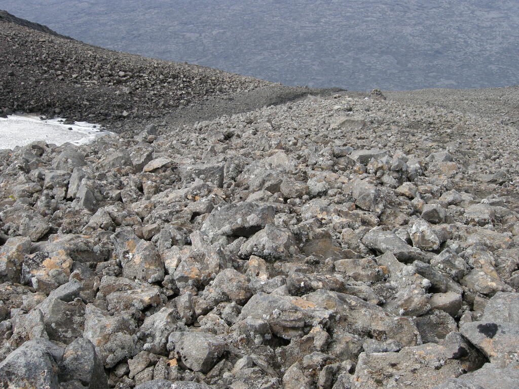 Aufstieg Her&eth;ubrei&eth;, oben werden auch die Steine gr&ouml;&szlig;er
