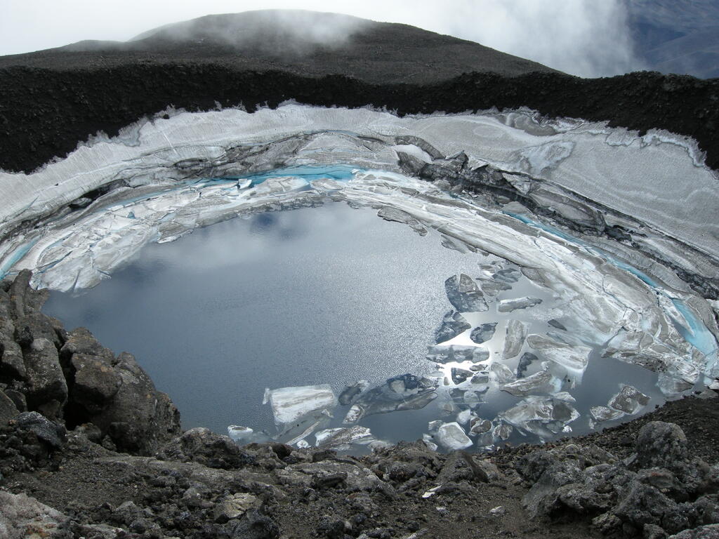 Aufstieg Her&eth;ubrei&eth;, eisiger See im Gipfelkrater