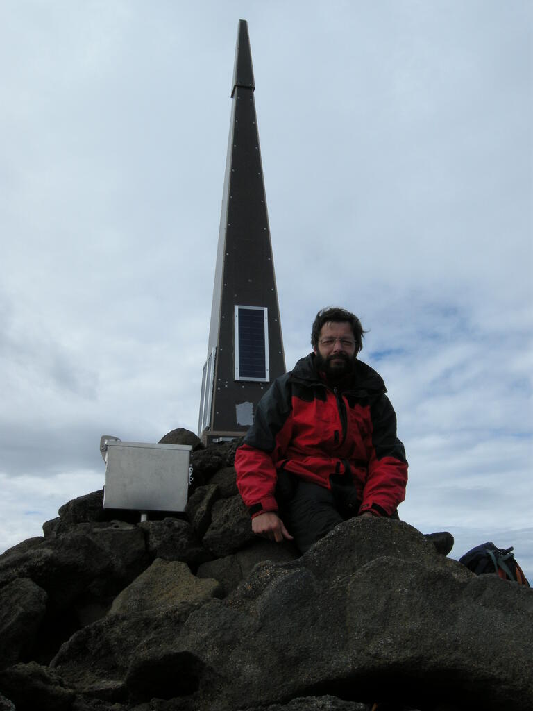 Aufstieg Her&eth;ubrei&eth;, meine Wenigkeit an der Gipfelpyramide