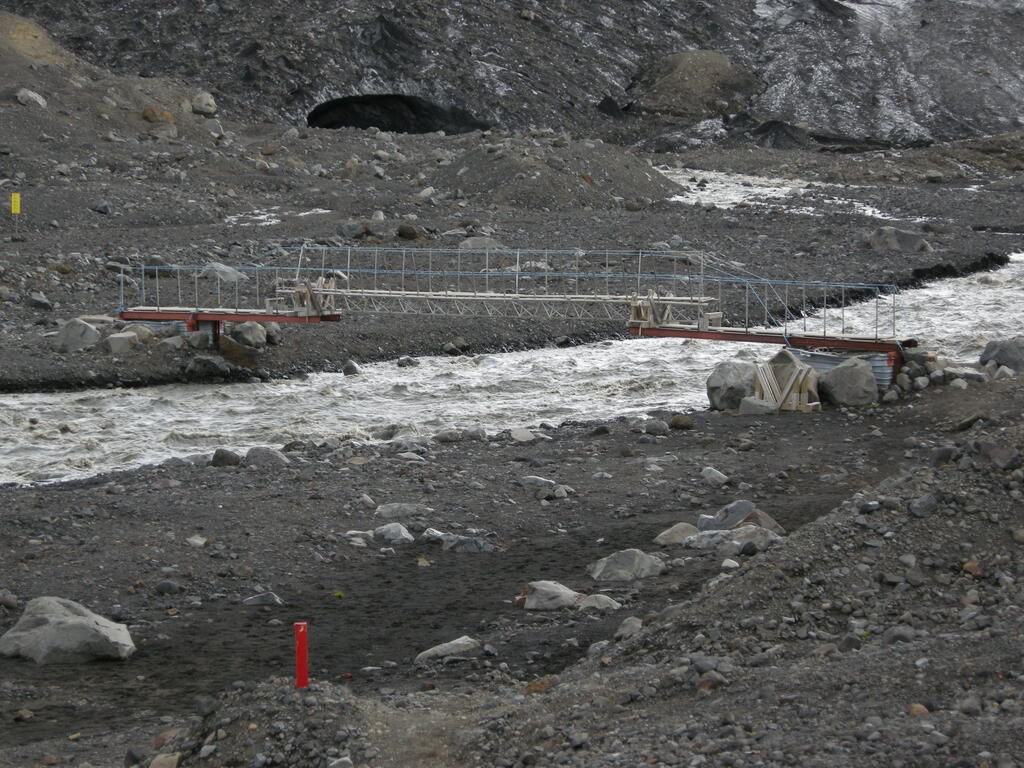 Kverkfj&ouml;ll, Br&uuml;cke &uuml;ber den Gletscherfluss