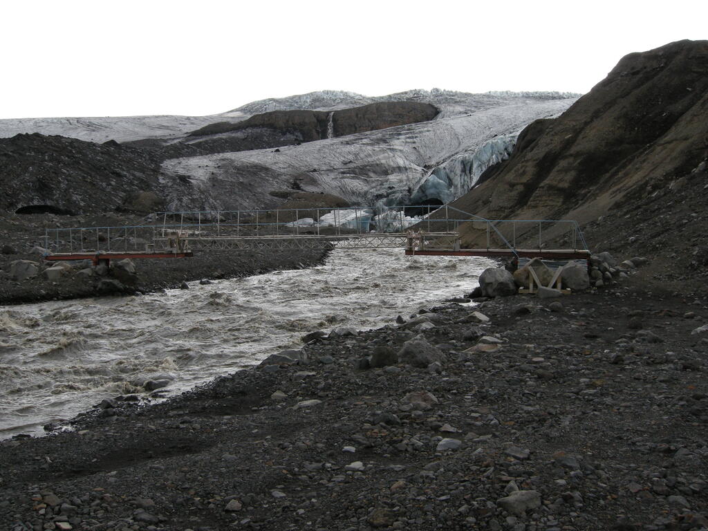 Kverkfj&ouml;ll, Br&uuml;cke &uuml;ber den Gletscherfluss