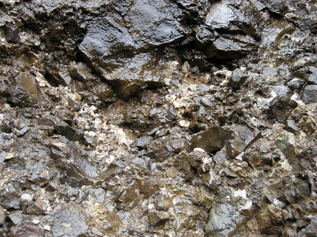 Kristalle in der Wand der Grube