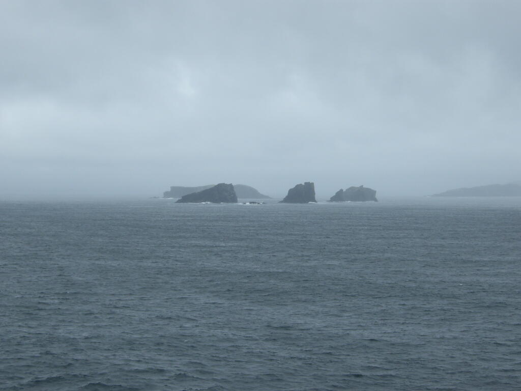 Die ersten Felsen der Shetland Inseln