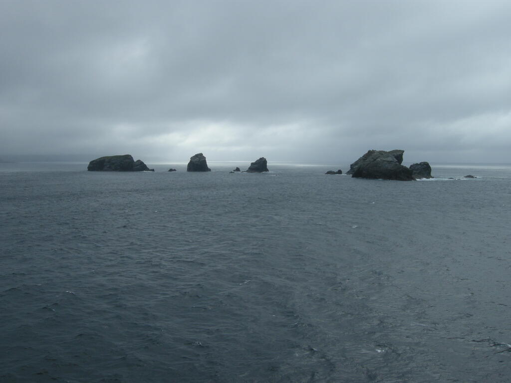 Die ersten Felsen der Shetland Inseln