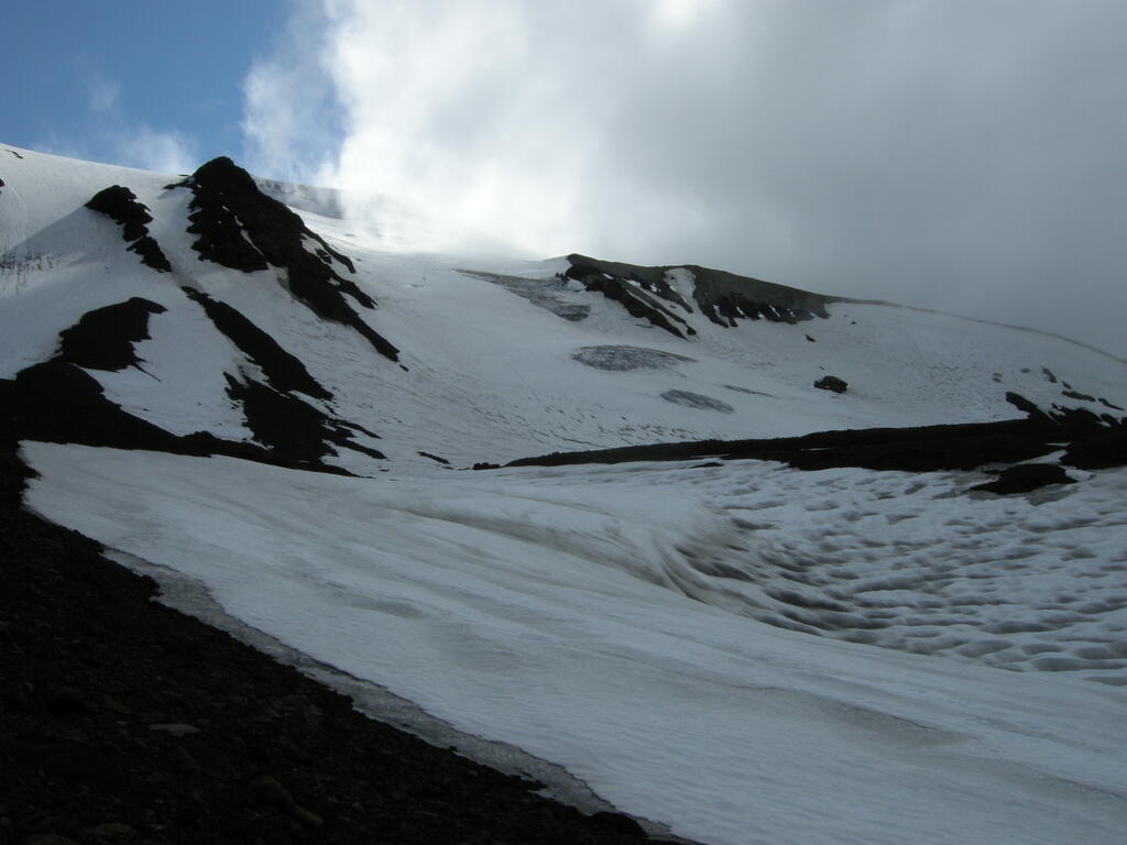 Wir m&uuml;ssen den Gletscher unterhalb der sichtbaren Spaltenzone queren