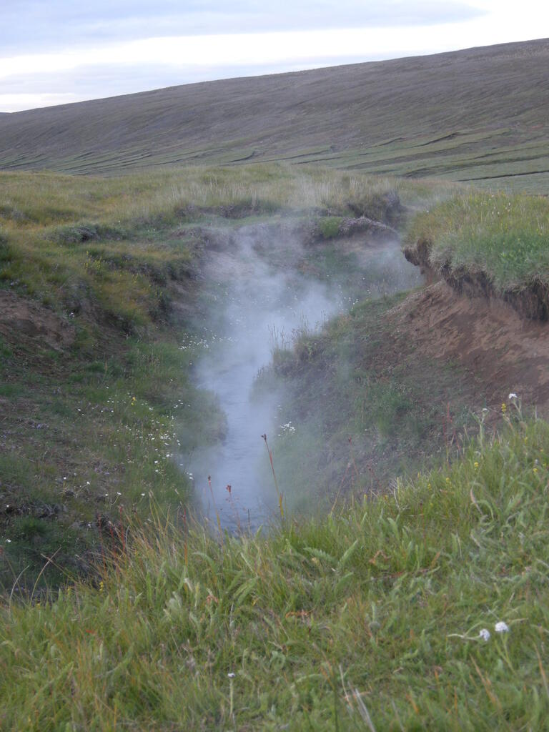 Dampfender Bach am Abend