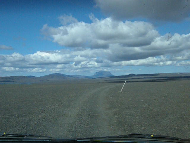 Piste im Bruardalur mit Her&eth;ubrei&eth; im Hintergrund