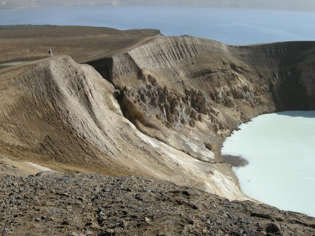 V&iacute;ti Krater mit Fumarolen und Schwefelablagerungen