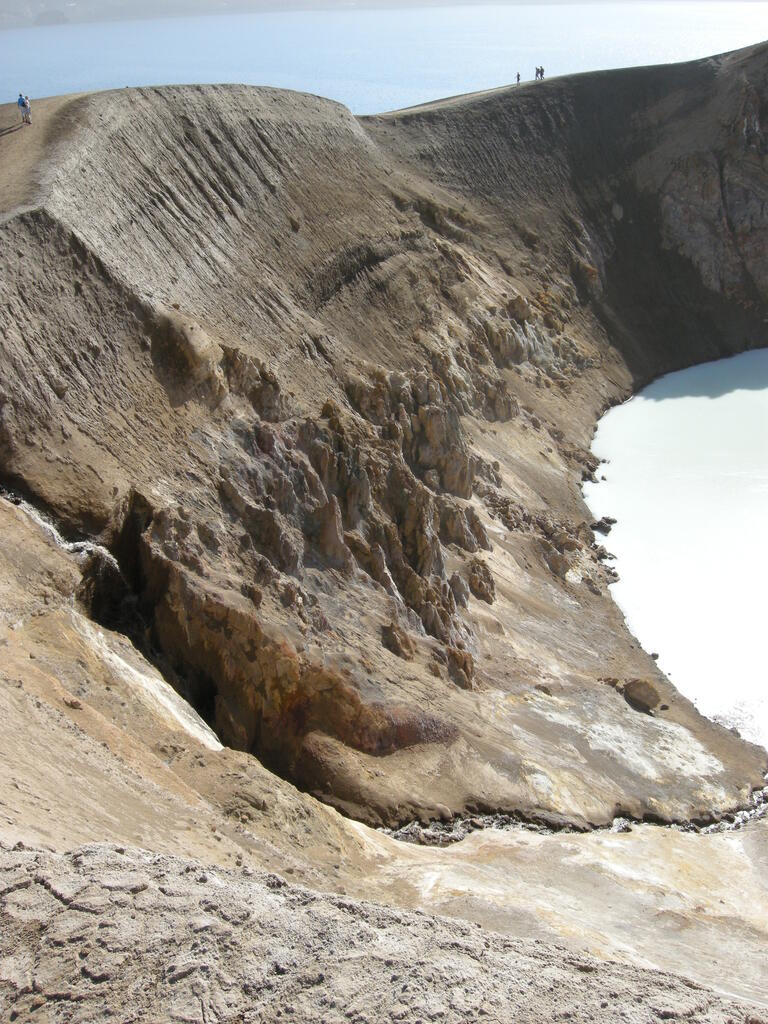 V&iacute;ti Krater mit Fumarolen und Schwefelablagerungen