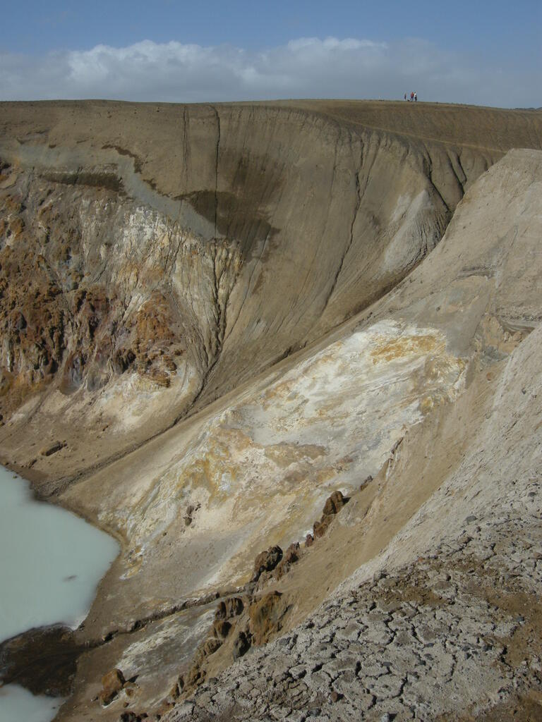 V&iacute;ti Krater mit Fumarolen und Schwefelablagerungen