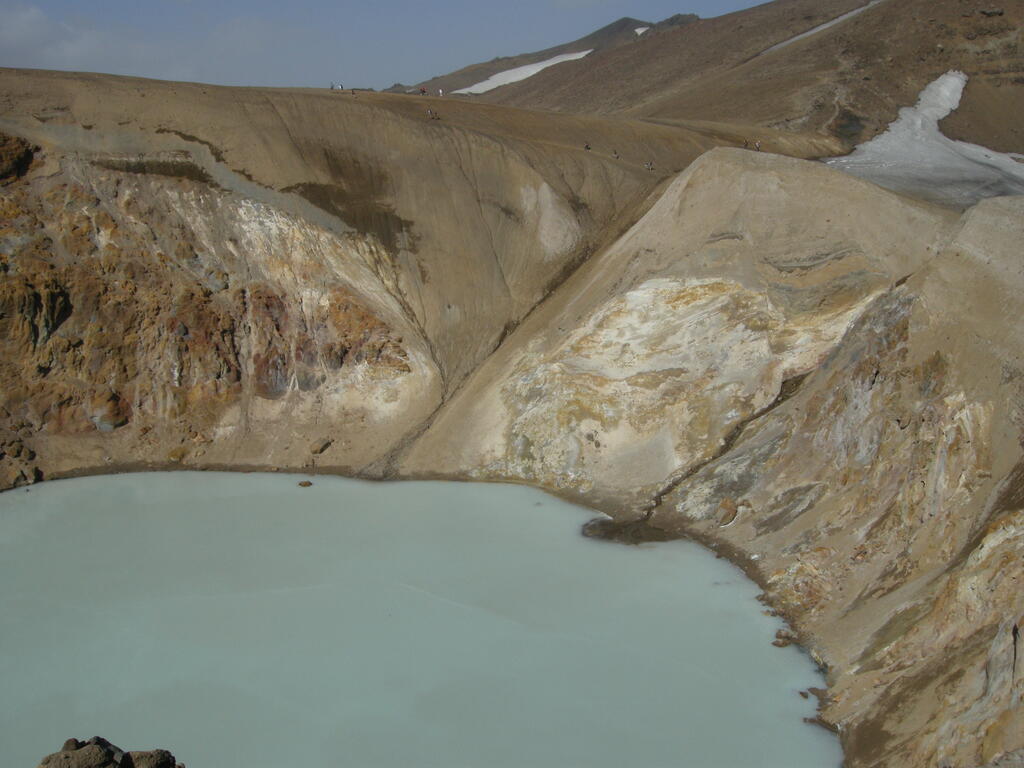 V&iacute;ti Krater mit Fumarolen und Schwefelablagerungen