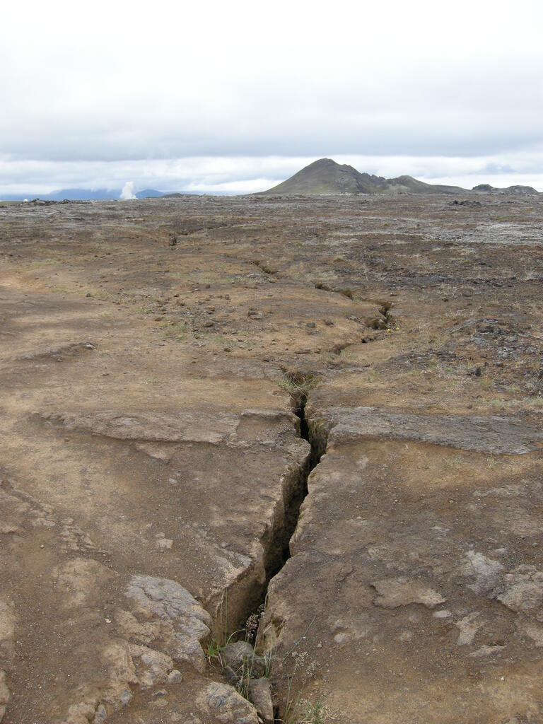 Leirhjn&uacute;kur, Risse der Kontinentaldrift