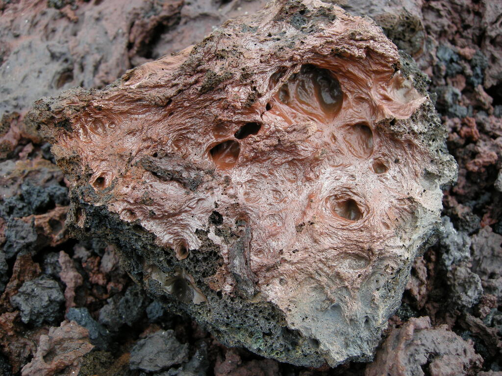 Leirhjn&uacute;kur Lavafeld, glasige Lavaschlacke
