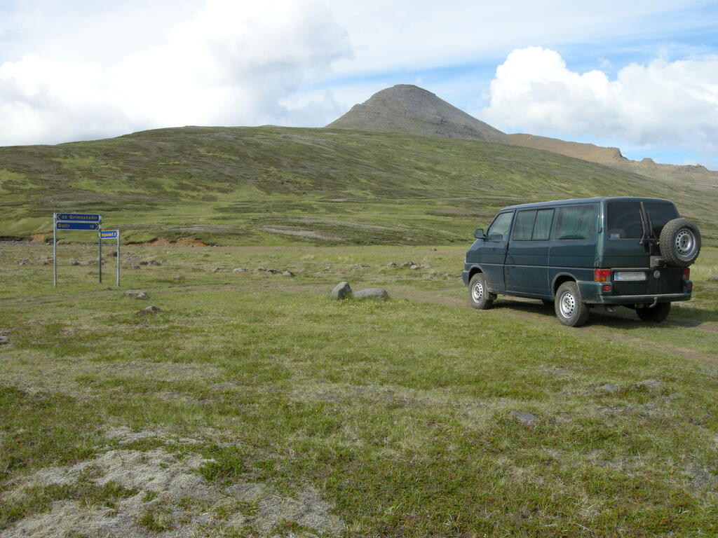 Einsamer Wegweiser nahe dem Langavatn