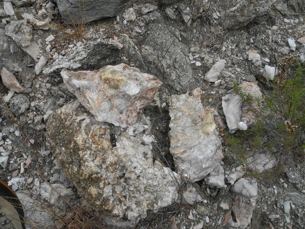 Ein aufgeschlagener Brocken enth&auml;lt einen gro&szlig;en gelblichen Beryll-Kristall
