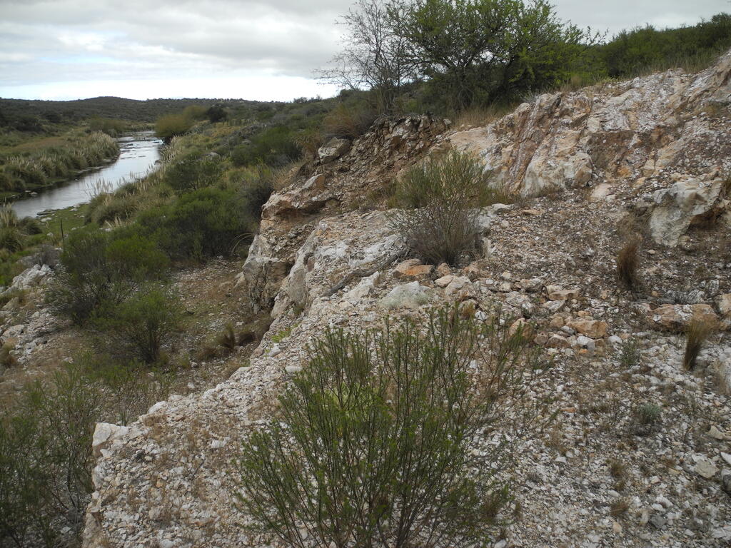 Teil eines Pegmatits an der Br&uuml;cke &uuml;ber den Rio Conlara